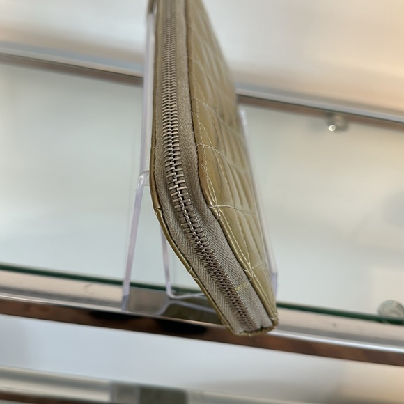 BLACK FRIDAY GIVEAWAY! Chanel Patent Leather Quilted Champagne Wallet - Picture 8 of 16